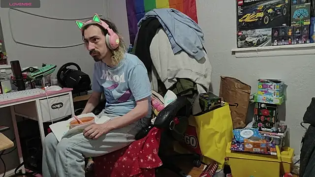 Snapshot of tallnerdyguy chatting on 05.17.26 tallnerdyguy online show from 05.17.26