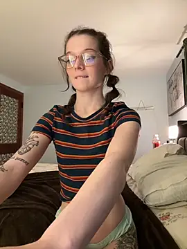 Snapshot of dreamteemergirl chatting on 11.18.25 dreamteemergirl online show from 11.18.25