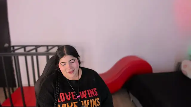 Snapshot of AmberiniHoffman chatting on 12.18.25 AmberiniHoffman online show from 12.18.25