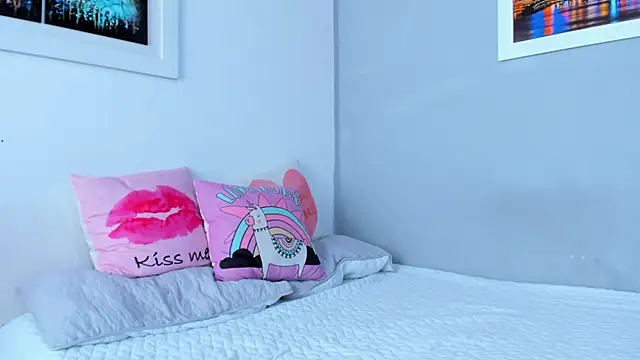 Snapshot of naughtyloverss chatting on 12.20.24 naughtyloverss online show from 12.20.24