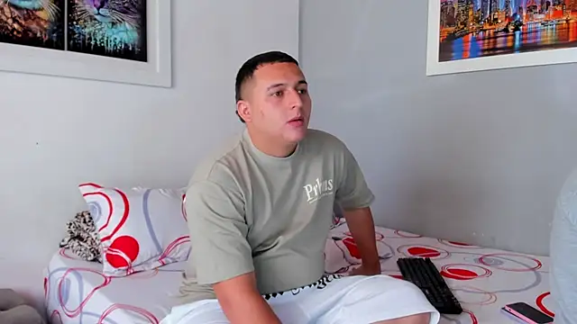 Snapshot of naughtyloverss chatting on 01.22.25 naughtyloverss online show from 01.22.25