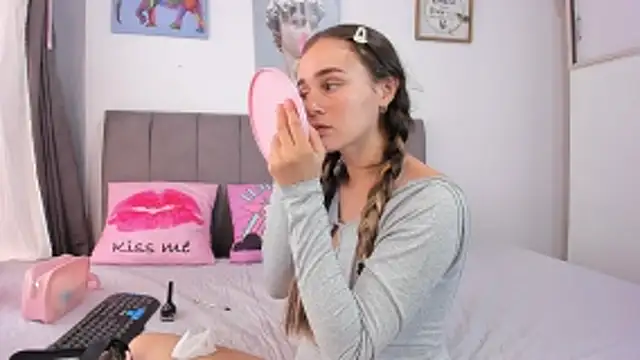 Snapshot of naughtyloverss chatting on 12.17.25 naughtyloverss online show from 12.17.25