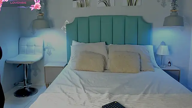 Khenta Michells online show from 02.12.25