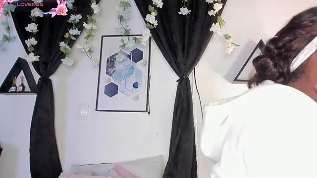 Snapshot of Khenta_Michells chatting on 05.05.26 Khenta Michells online show from 05.05.26
