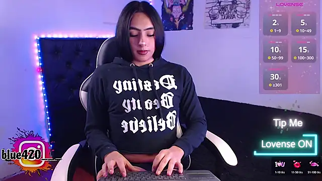 Snapshot of Skyler__blue4 chatting on 11.13.25 Skyler blue4 online show from 11.13.25