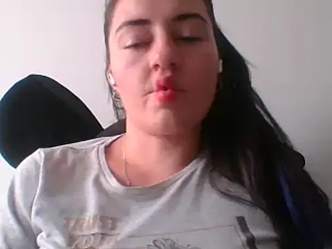 Snapshot of _karlie_kloss_ chatting on 02.05.25 karlie kloss online show from 02.05.25