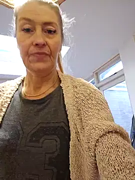 Snapshot of lisalustjouw chatting on 01.14.25 lisalustjouw online show from 01.14.25