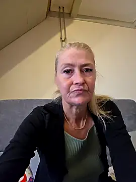 Snapshot of lisalustjouw chatting on 09.22.25 lisalustjouw online show from 09.22.25