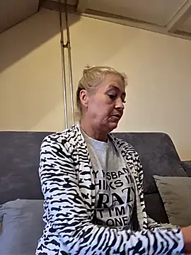 Snapshot of lisalustjouw chatting on 09.29.25 lisalustjouw online show from 09.29.25