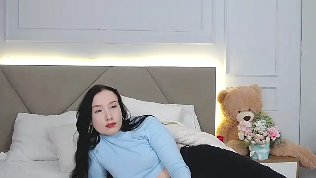 LeilaLow online show from 02.25.25