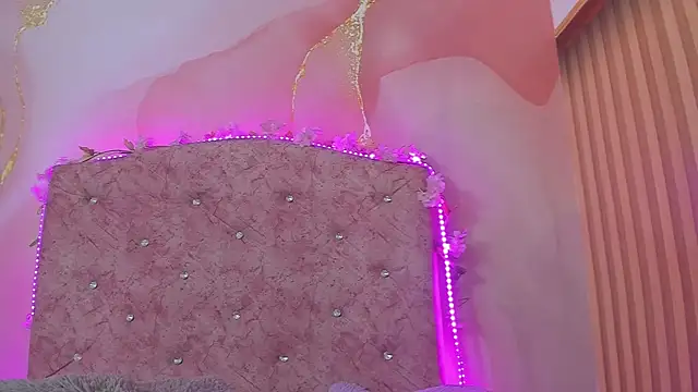 Snapshot of Bella__sweet chatting on 12.19.25 Bella sweet online show from 12.19.25