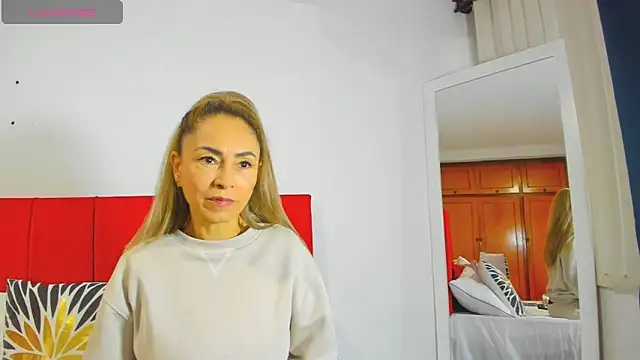 Snapshot of emagarcia chatting on 11.30.25 emagarcia online show from 11.30.25