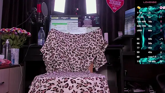 Snapshot of Raissa_sky26 chatting on 10.23.25 Raissa sky26 online show from 10.23.25