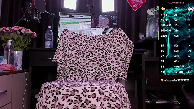 Snapshot of Raissa_sky26 chatting on 10.27.25 Raissa sky26 online show from 10.27.25