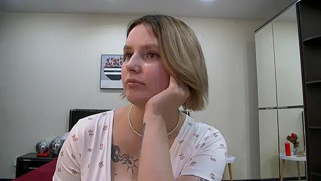 Snapshot of DianeMills chatting on 01.23.25 DianeMills online show from 01.23.25