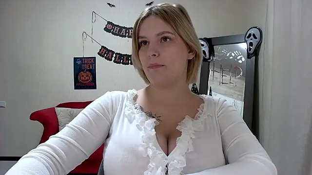 Snapshot of DianeMills chatting on 11.02.25 DianeMills online show from 11.02.25