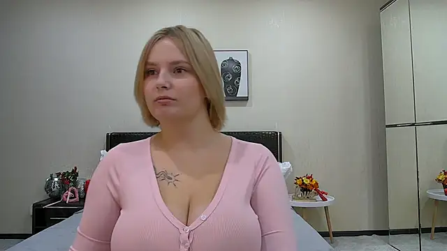 Snapshot of DianeMills chatting on 11.19.25 DianeMills online show from 11.19.25