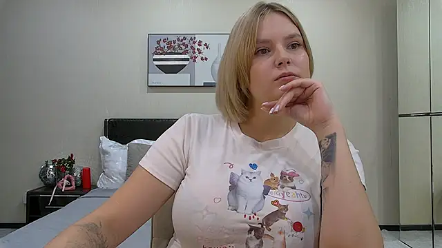 Snapshot of DianeMills chatting on 11.26.25 DianeMills online show from 11.26.25