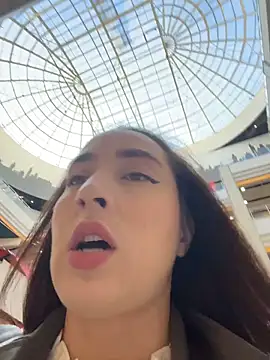 Holly Play online show from 10.21.25