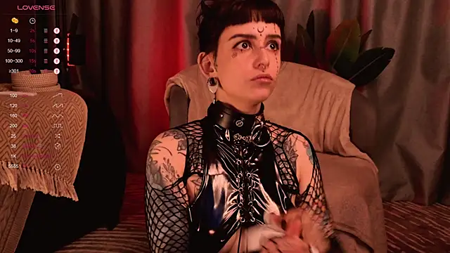 Snapshot of MichaellaMoon chatting on 12.01.24 MichaellaMoon online show from 12.01.24