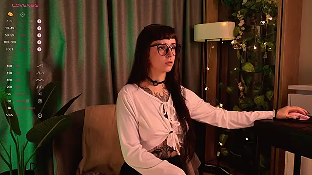 Snapshot of MichaellaMoon chatting on 12.02.24 MichaellaMoon online show from 12.02.24