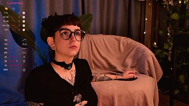 Snapshot of MichaellaMoon chatting on 12.07.24 MichaellaMoon online show from 12.07.24