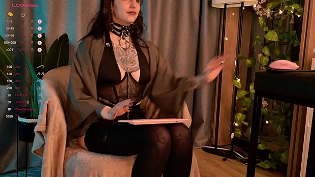 Snapshot of MichaellaMoon chatting on 12.10.24 MichaellaMoon online show from 12.10.24