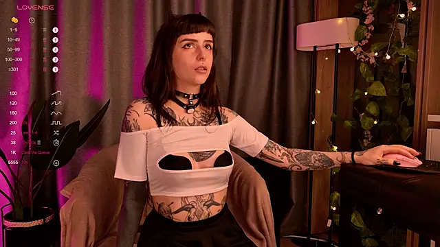 Snapshot of MichaellaMoon chatting on 12.11.24 MichaellaMoon online show from 12.11.24