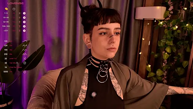 Snapshot of MichaellaMoon chatting on 12.12.24 MichaellaMoon online show from 12.12.24