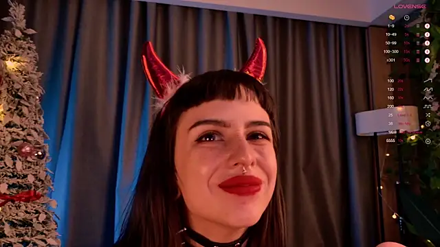 Snapshot of MichaellaMoon chatting on 01.01.25 MichaellaMoon online show from 01.01.25