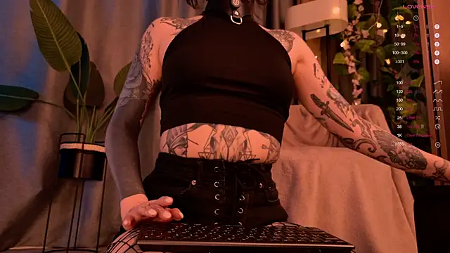 Snapshot of MichaellaMoon chatting on 01.10.25 MichaellaMoon online show from 01.10.25