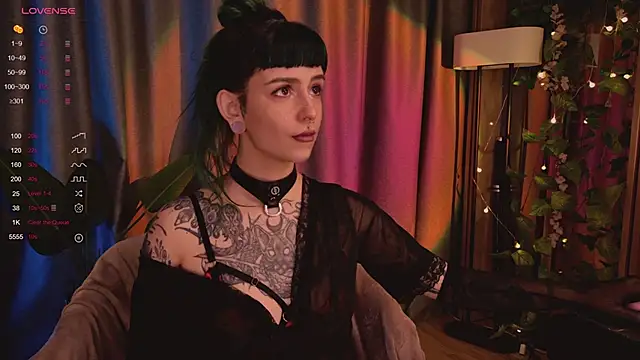 Snapshot of MichaellaMoon chatting on 02.05.25 MichaellaMoon online show from 02.05.25