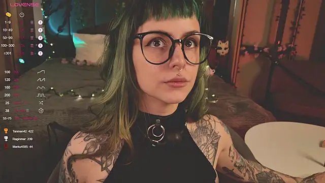 Snapshot of MichaellaMoon chatting on 02.19.25 MichaellaMoon online show from 02.19.25