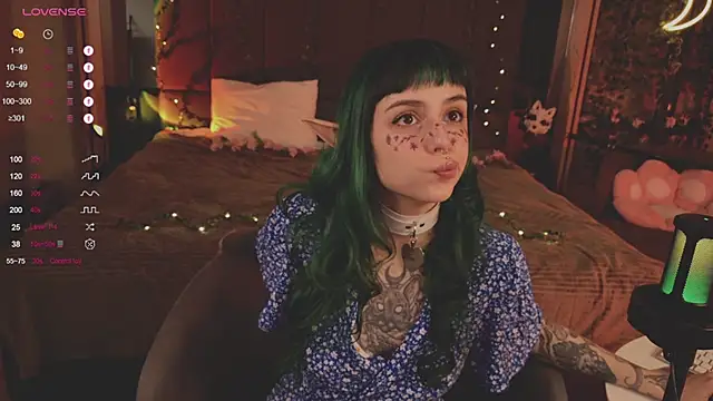 Snapshot of MichaellaMoon chatting on 02.26.25 MichaellaMoon online show from 02.26.25