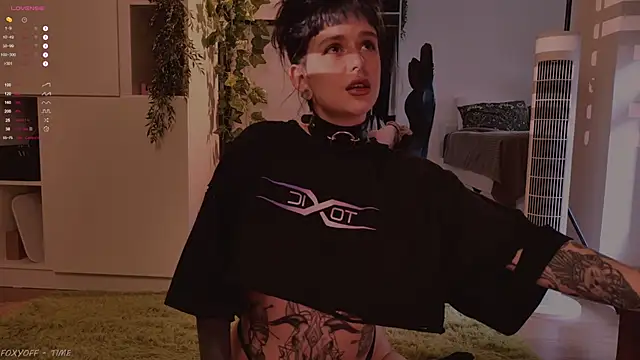 Snapshot of MichaellaMoon chatting on 09.09.25 MichaellaMoon online show from 09.09.25