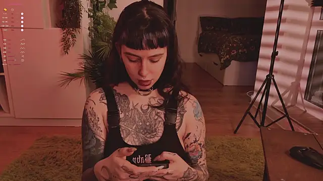 Snapshot of MichaellaMoon chatting on 10.03.25 MichaellaMoon online show from 10.03.25