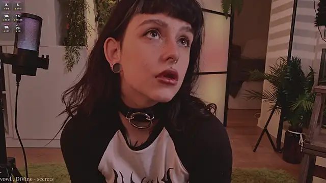 Snapshot of MichaellaMoon chatting on 10.17.25 MichaellaMoon online show from 10.17.25