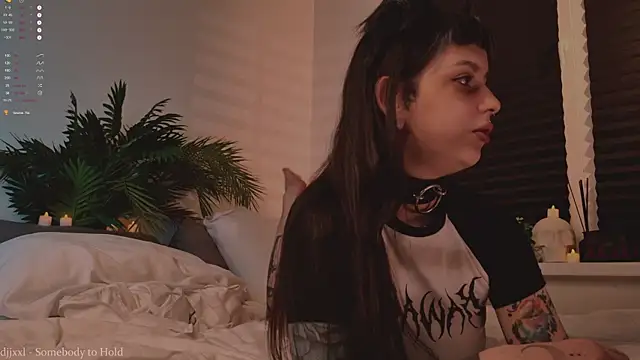 Snapshot of MichaellaMoon chatting on 10.30.25 MichaellaMoon online show from 10.30.25