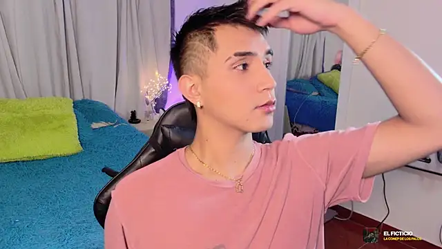 Snapshot of Chris_Maddox chatting on 12.01.25 Chris Maddox online show from 12.01.25