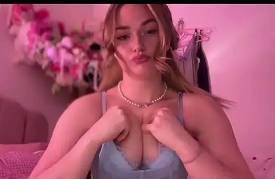 Snapshot of pinkie_piexx chatting on 02.19.25 pinkie piexx online show from 02.19.25