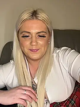 Snapshot of Blondiee3088 chatting on 12.05.24 Blondiee3088 online show from 12.05.24