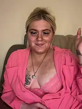 Snapshot of Blondiee3088 chatting on 01.08.25 Blondiee3088 online show from 01.08.25