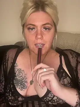 Snapshot of Blondiee3088 chatting on 01.11.25 Blondiee3088 online show from 01.11.25