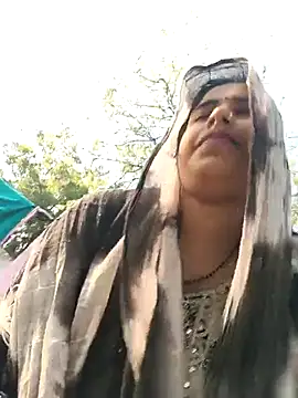 Snapshot of Chandni chatting on 11.20.25 Chandni online show from 11.20.25