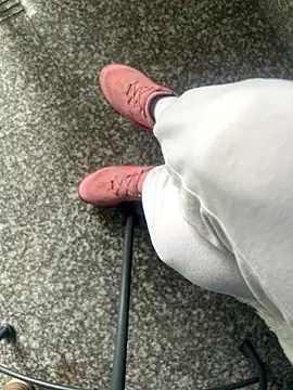 Snapshot of FeetVibe chatting on 10.11.25 FeetVibe online show from 10.11.25