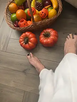 Snapshot of FeetVibe chatting on 10.26.25 FeetVibe online show from 10.26.25