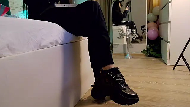 Snapshot of FeetVibe chatting on 12.05.25 FeetVibe online show from 12.05.25