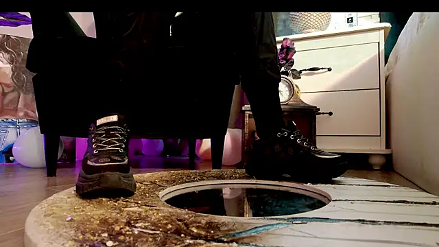 Snapshot of FeetVibe chatting on 12.17.25 FeetVibe online show from 12.17.25