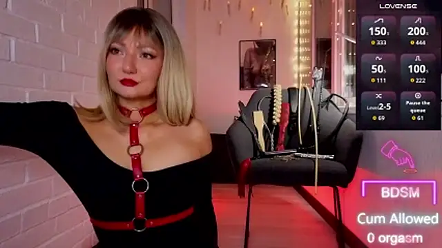 Snapshot of Sandralawrence chatting on 10.28.25 Sandralawrence online show from 10.28.25