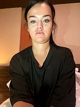 Snapshot of English-Chloe96 chatting on 11.08.25 English-Chloe96 online show from 11.08.25